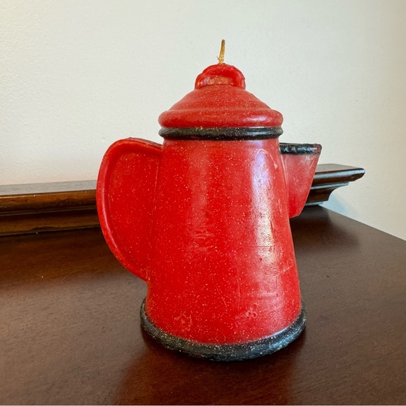 VINTAGE RED TEA KETTLE shaped CANDLE - Picture 1 of 8